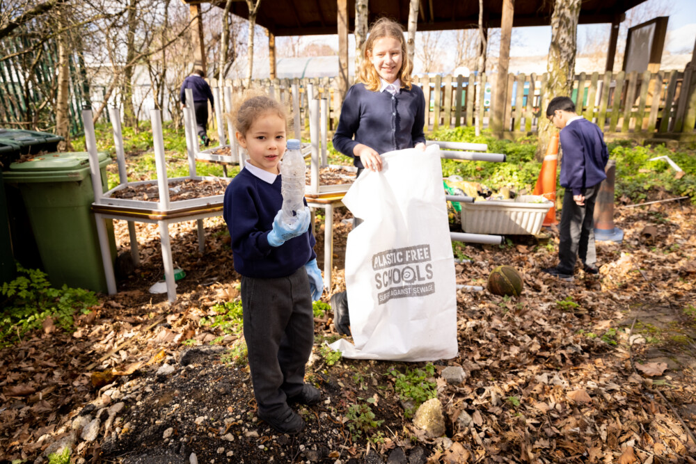 Salisbury Manor Primary school take part in the Nationwide Trash Mob campaign by Surfers Against Sewage.